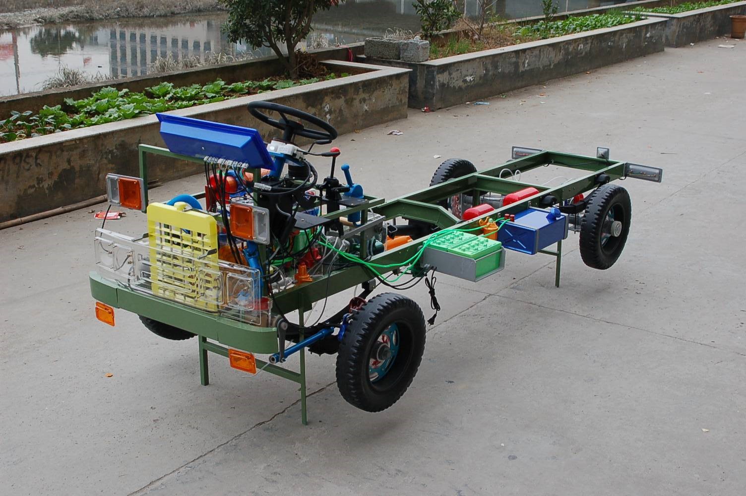 东风EQ1118G型透明整车教学模型(图1) 东风EQ1118G型透明整车教学模型