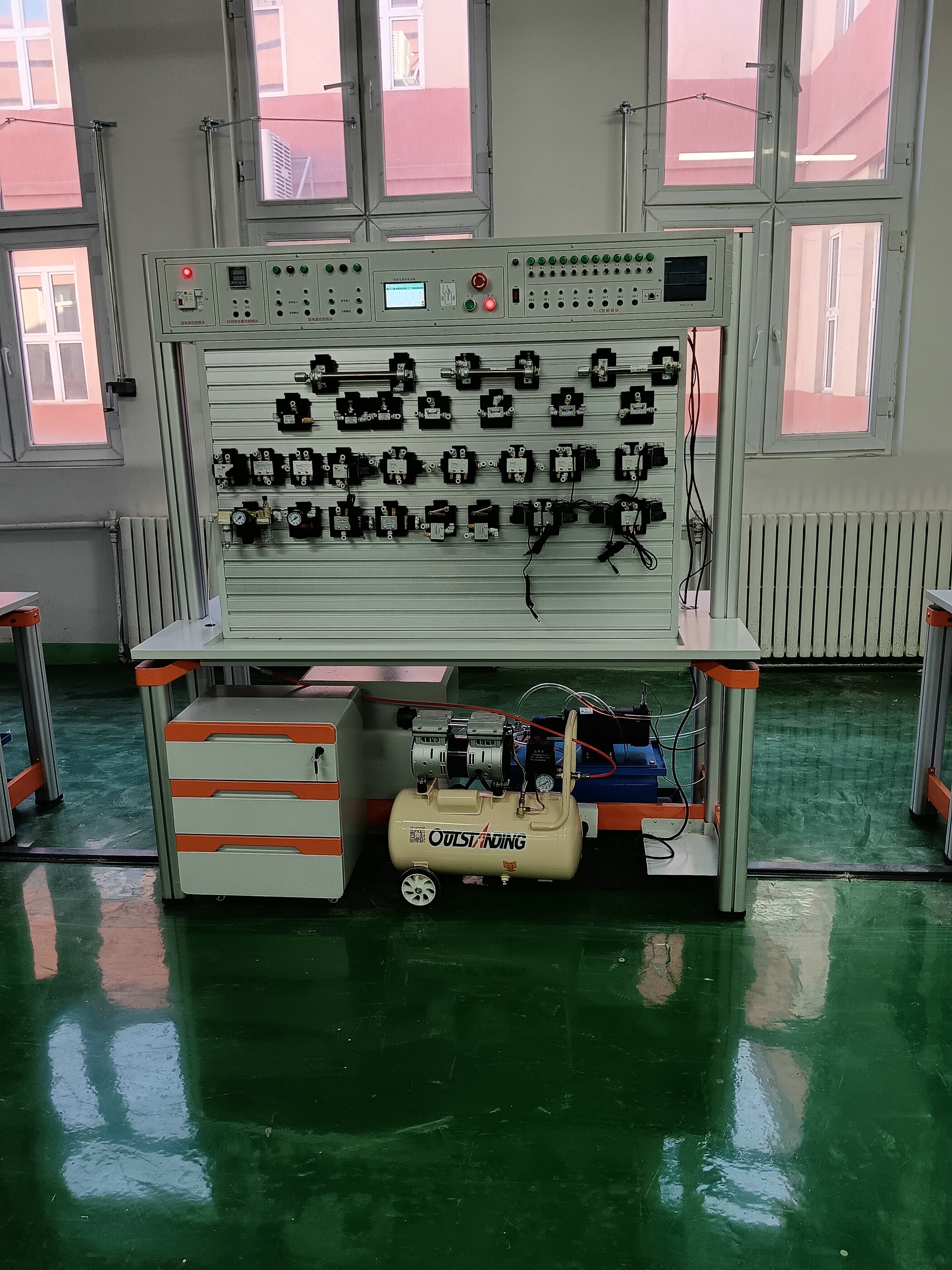 气动PLC控制教学实验台(图2) 气动PLC控制教学实验台