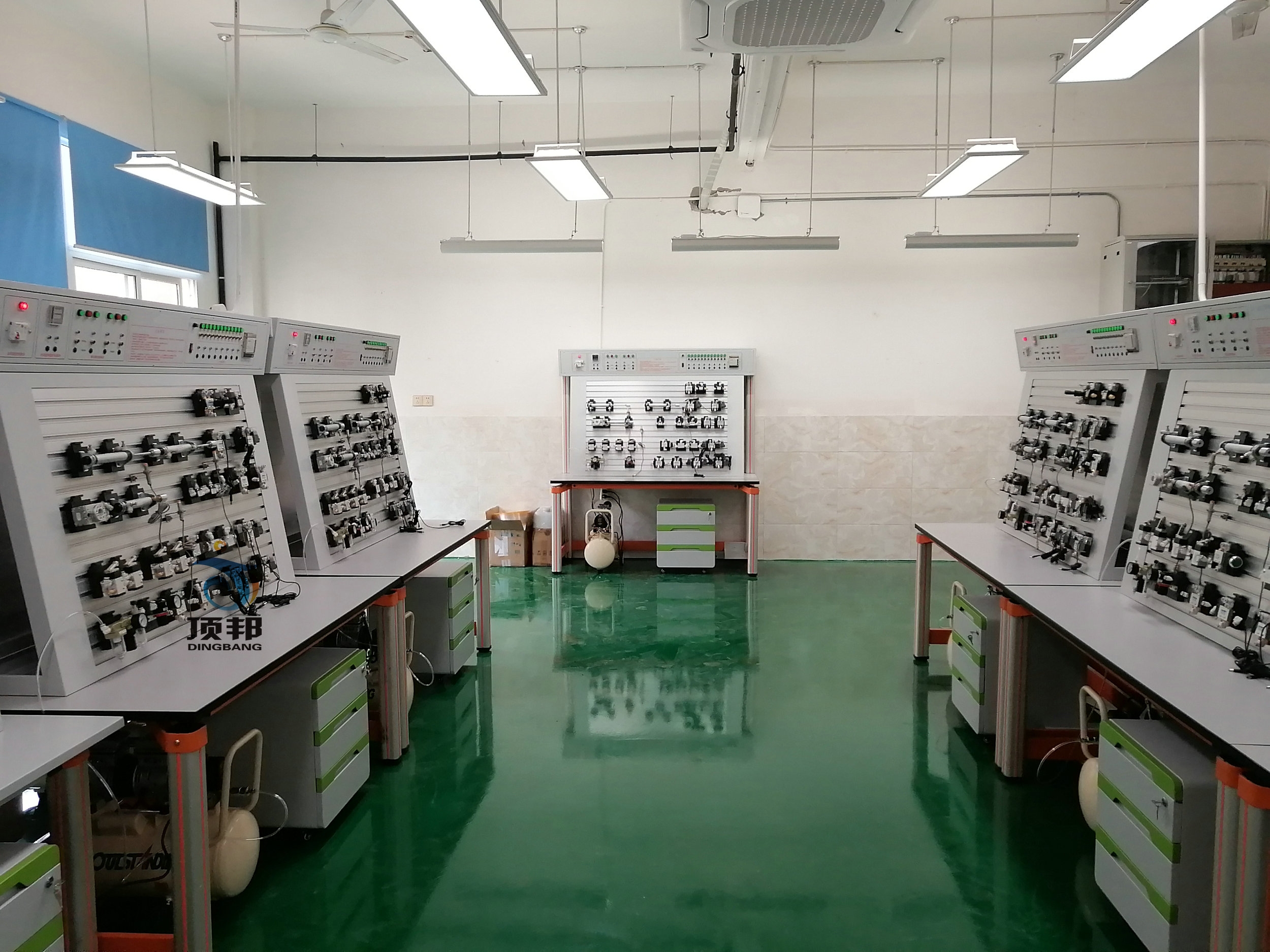 气动PLC控制教学实验台(图4) 气动PLC教学实验台